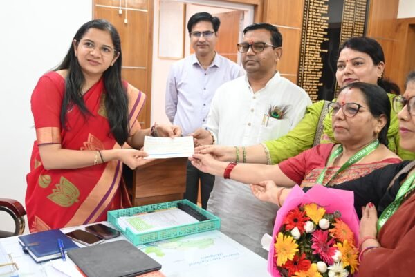 धराली आपदा पीड़ितों की मदद को दी राहत किट