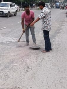 खुद गड्ढे भरने को मजबूर हो रहे व्यापारी