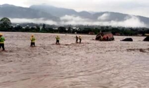 नदियों का उफान बना तबाही का तूफान, चंद्रभागा में 3 फंसे बांदल, टौंस और सहस्रधारा में लहरें विकराल, चंद्रभागा में फंसेे तीन लोग