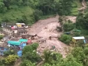 चमोली में बरसी आफत: बादल फटने से गांव मलबे में तब्दील