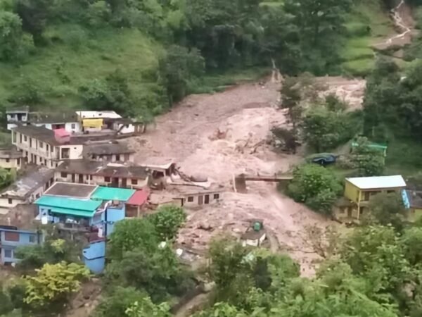 चमोली में बरसी आफत: बादल फटने से गांव मलबे में तब्दील