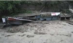 सहस्त्रधारा: रातभर बारिश के कारण सड़कें और पुल क्षतिग्रस्त