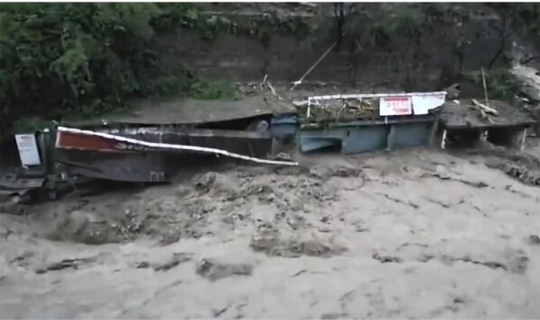 सहस्त्रधारा में बादल फटा, 2 लोग लापता, प्रशासन अलर्ट