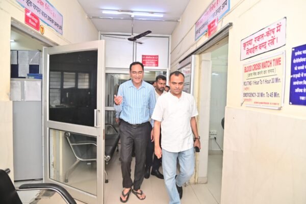 गंदगी और खराब मशीनें देखकर भड़के डीएम