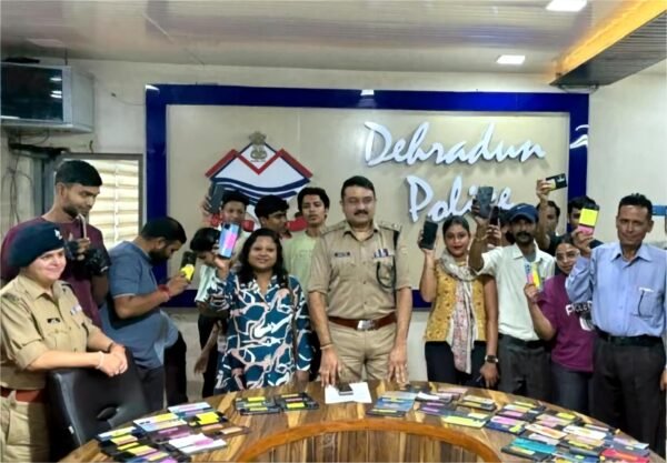 Doon Police ने असली मालिकों तक पहुंचाए मोबाइल