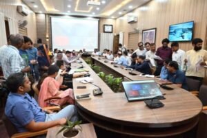 जनता दरबार: 125 समस्याएं सुनीं, कई का मौके पर हुआ समाधान जनता दरबार में दिशा निर्देश देते डीएम सविन बंसल