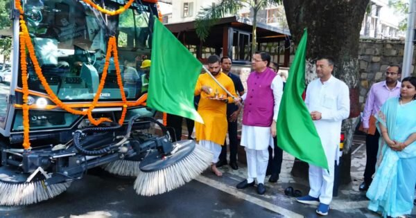 सीएम धामी ने स्मार्ट देहरादून में वैक्यूम बेस्ड सफाई मशीन को दिखाया हरा सिग्नल