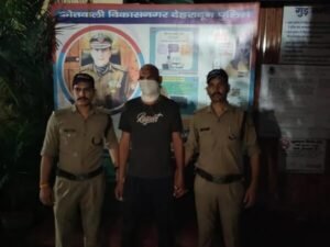 Viral Video: हॉकी से पिटाई करने वाले को पुलिस ने दबोचा, 1 फरार Viral Video में हॉकी और घूंसे बरसाने वाले आरोपी पर शिकंजा