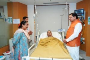 मुख्यमंत्री धामी ने अस्पताल में भेंट कर जाना पूर्व सीएम खंडूरी का हाल Former CM Khanduri in Hospital
