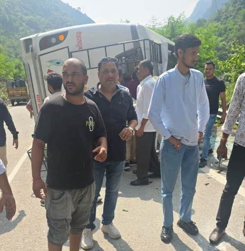 टिहरी में बड़ा हादसा: खाड़ी-चम्बा मार्ग पर बस पलटी, 2 की मौत, कई घायल