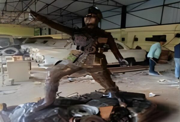 स्क्रैप से बनी नेताजी की भव्य प्रतिमा