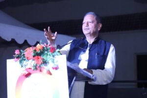 वैली ऑफ वर्ड्स के समापन सत्र को संबोधित करते डॉ. संजीव चौपड़ा।