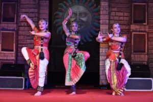 कुचिपुड़ी नृत्यांगना अरुणिमा कुमार के साथ कोर्नेलिया और बिद्या