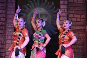 अर्धनारीश्वर से कलिंग नर्तनम तक: नृत्यांगना अरुणिमा की प्रस्तुति ने जीता दिल अर्धनारीश्वर से कलिंग नर्तनम तक: नृत्यांगना अरुणिमा की प्रस्तुति ने जीता दिल