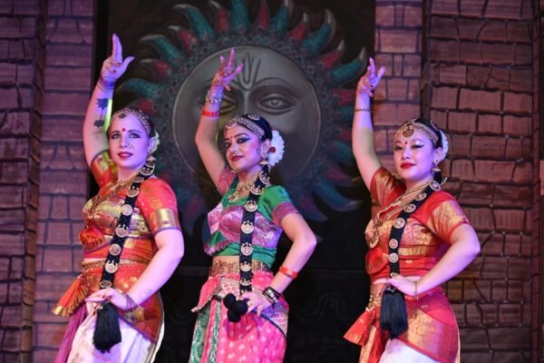 अर्धनारीश्वर से कलिंग नर्तनम तक: नृत्यांगना अरुणिमा की प्रस्तुति ने जीता दिल