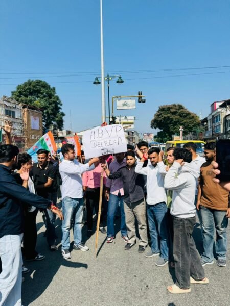 दिल्ली विश्वविद्यालय घटना के विरोध में ABVP का पुतला दहन