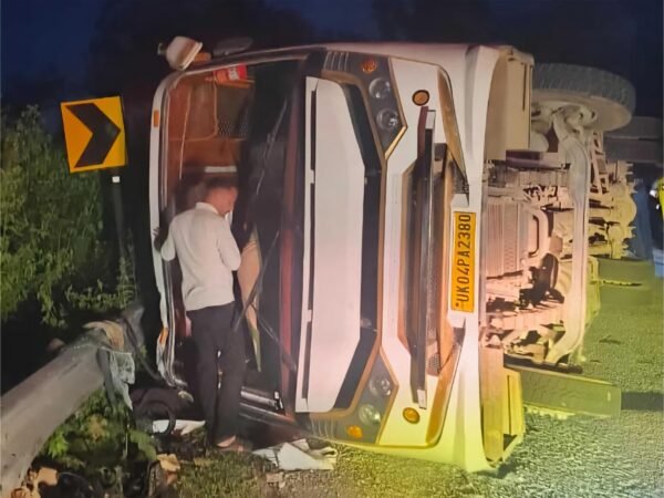 अनियंत्रित होकर पलटी बस, SDRF की तत्परता से 23 यात्रियों की जान बची