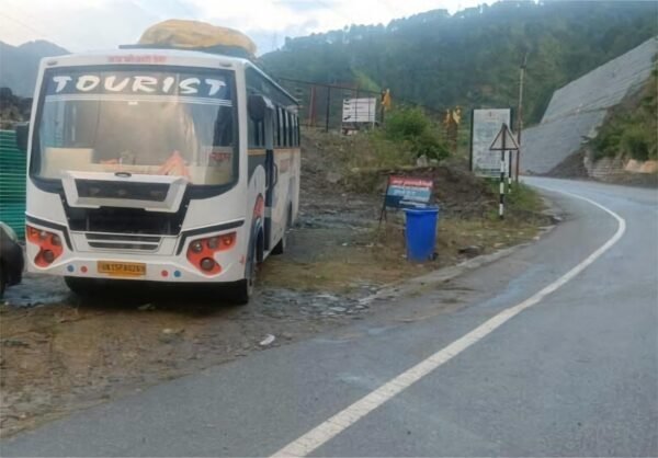 40 तीर्थयात्रियों की जान पर बना खतरा, धरासू पुलिस की सतर्कता से टला बड़ा हादसा