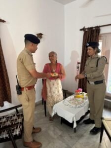 दून पुलिस ने बुजुर्गों संग मनाई दीपावली