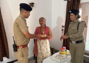 दीपावली पर दून पुलिस ने बुजुर्गों के घरों में जगाई उम्मीद की रोशनी दीपावली पर दून पुलिस ने बुजुर्गों के घरों में जगाई उम्मीद की रोशनी
