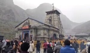 केदारनाथ में सीज़न की पहली बर्फबारी, ठंड बढ़ी