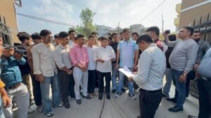 लेट नाइट पार्टी विवाद पर एनएसयूआई का प्रदर्शन, प्राचार्य को सौंपा ज्ञापन