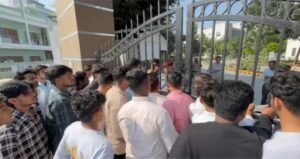 लेट नाइट पार्टी विवाद पर एनएसयूआई का प्रदर्शन, प्राचार्य को सौंपा ज्ञापन लेट नाइट पार्टी विवाद पर एनएसयूआई का प्रदर्शन, प्राचार्य को सौंपा ज्ञापन