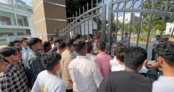 लेट नाइट पार्टी विवाद पर एनएसयूआई का प्रदर्शन, प्राचार्य को सौंपा ज्ञापन