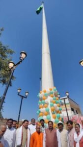 215 फीट ऊंचा तिरंगा फहराकर रचा इतिहास