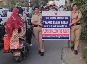 प्यार से सिखाया ट्रैफिक रूल्स का पाठ, दून पुलिस का नया प्रयोग प्यार से सिखाया ट्रैफिक रूल्स का पाठ, दून पुलिस का नया प्रयोग
