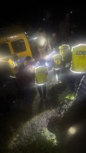 टेम्पो ट्रैवलर खाई में गिरा