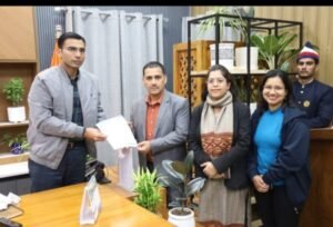 जिलाधिकारी से शिष्टाचार भेंट में सामाजिक सुधार पर केंद्रित योजनाओं पर हुई विस्तृत चर्चा IMG-20251123-WA0015