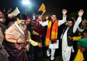 इगास पर्व पर मुख्यमंत्री आवास में झूमी देवभूमि की संस्कृति इगास पर्व पर मुख्यमंत्री आवास में झूमी देवभूमि की संस्कृति