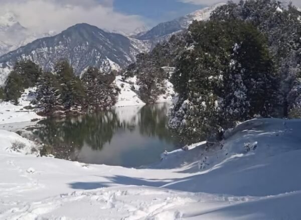 उत्तराखंड में बारिश-बर्फबारी से बढ़ी ठंड, पहाड़ों पर जमी बर्फ की चादर