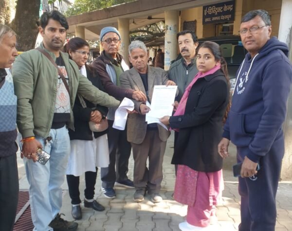 कश्मीरी युवकों पर हमले के बाद सरकार से सख्त कदम की मांग