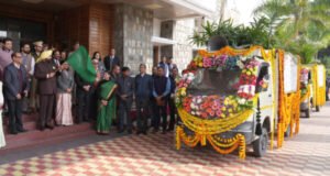 वसंतोत्सव 2026 के प्रचार वाहनों को राज्यपाल ने दिखाई हरी झंडी वसंतोत्सव 2026 के प्रचार वाहनों को राज्यपाल ने दिखाई हरी झंडी