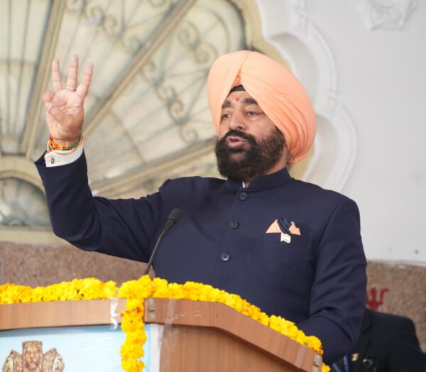 हिंदी पत्रकारिता द्वि-शताब्दी समारोह में हरिद्वार में संबोधित करते राज्यपाल गुरमीत सिंह