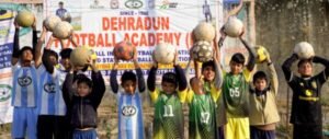 Dehradun Football Academy के युवा खिलाड़ी अभ्यास करते हुए