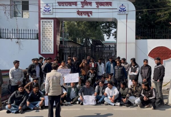 Dehradun Crime Protest: बढ़ते अपराधों के खिलाफ NSUI ने किया का पुलिस मुख्यालय का घेराव