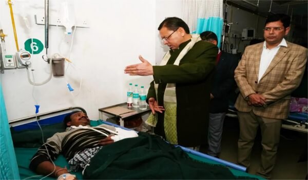 सीएम पुष्कर सिंह धामी दून मेडिकल कॉलेज अस्पताल में HRTC बस दुर्घटना के घायलों से मुलाकात करते हुए
