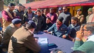 Bhowali Minor Case: आरोपी गिरफ्तार, कोतवाली पर प्रदर्शन Bhowali Minor Case: कोतवाली में प्रदर्शन करते स्थानीय लोग