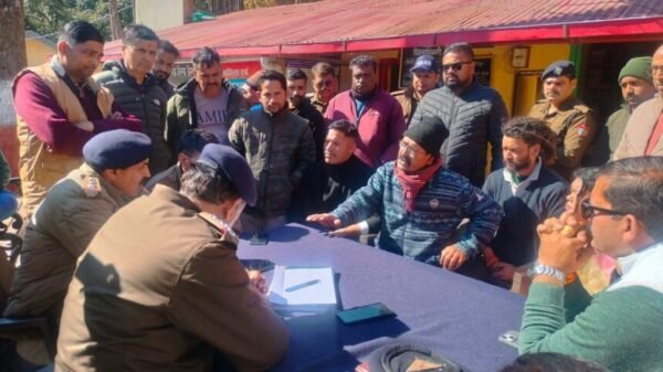 Bhowali Minor Case: कोतवाली में प्रदर्शन करते स्थानीय लोग