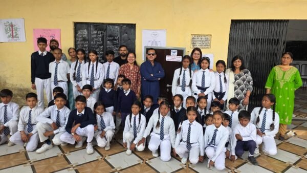 देहरादून के विद्यालयों में अलमारी वितरण, धर्मवीर सिंह की स्मृति में पहल