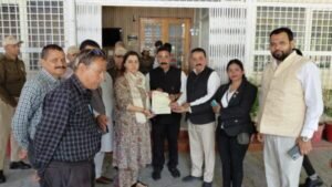 नवरात्रि में मांस-मदिरा की दुकानें बंद रखने की मांग, डीएम देहरादून को सौंपा ज्ञापन नवरात्रि में मांस-मदिरा की दुकानें बंद करने की मांग, डीएम देहरादून को ज्ञापन