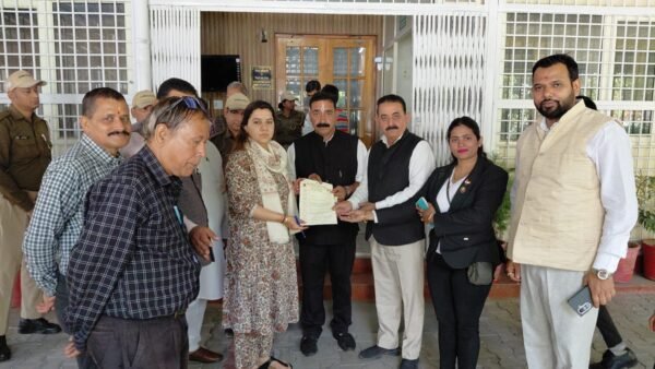 नवरात्रि में मांस-मदिरा की दुकानें बंद रखने की मांग, डीएम देहरादून को सौंपा ज्ञापन