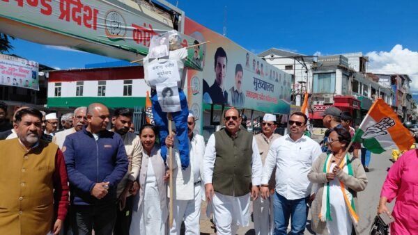 Uttarakhand News: कंगना रनौत के खिलाफ सड़कों पर उतरे कार्यकर्ता