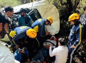 नैनीताल में बड़ा हादसा! खाई में गिरी कार, 2 की मौत नैनीताल में बड़ा हादसा! खाई में गिरी कार, 2 की मौत
