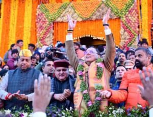 बद्रीनाथ धाम के कपाट खुले: 15 हजार श्रद्धालुओं ने किए दर्शन बद्रीनाथ धाम के कपाट खुले: 15 हजार श्रद्धालुओं ने किए दर्शन