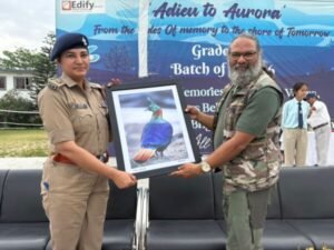 मुख्य अतिथि जया बलोनी का स्वागत करते वाइल्ड लाइफ फोटो जर्नलिस्ट राजु पु​षोला