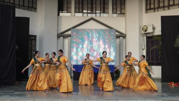 Asian School Ceremony: 706 विद्यार्थियों को वार्षिक समारोह में किया गया सम्मानित